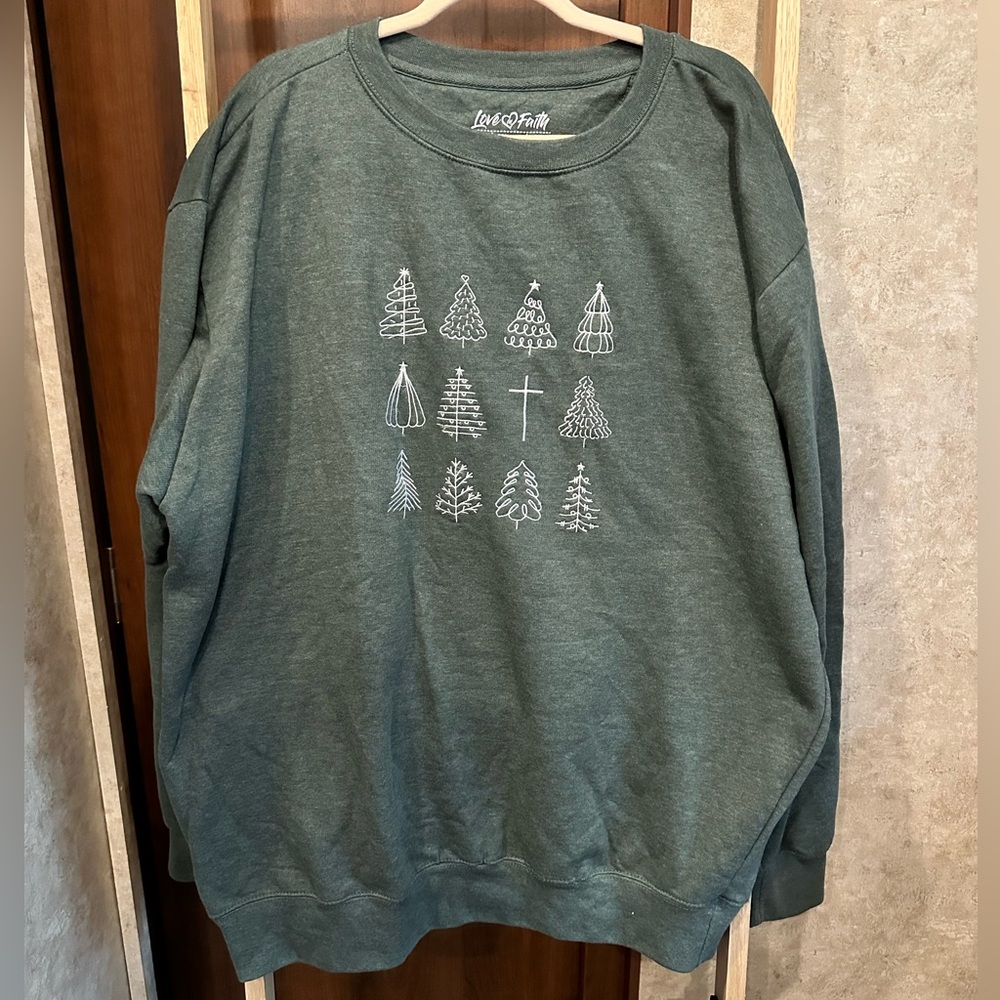 Christmas Tree & Cross | Love in Faith | 3XL | Green Crewneck Sweater